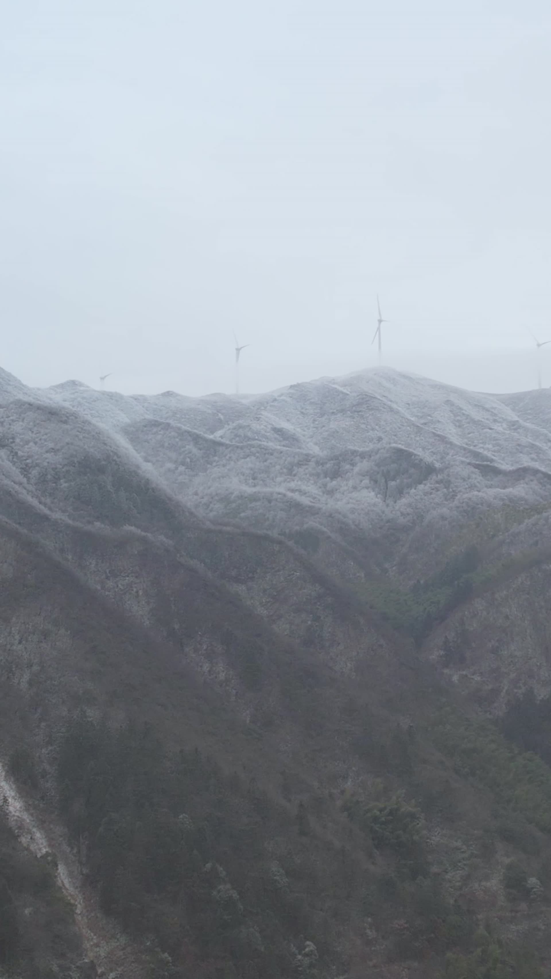 高清竖屏航拍桂林资源雾凇视频的预览图