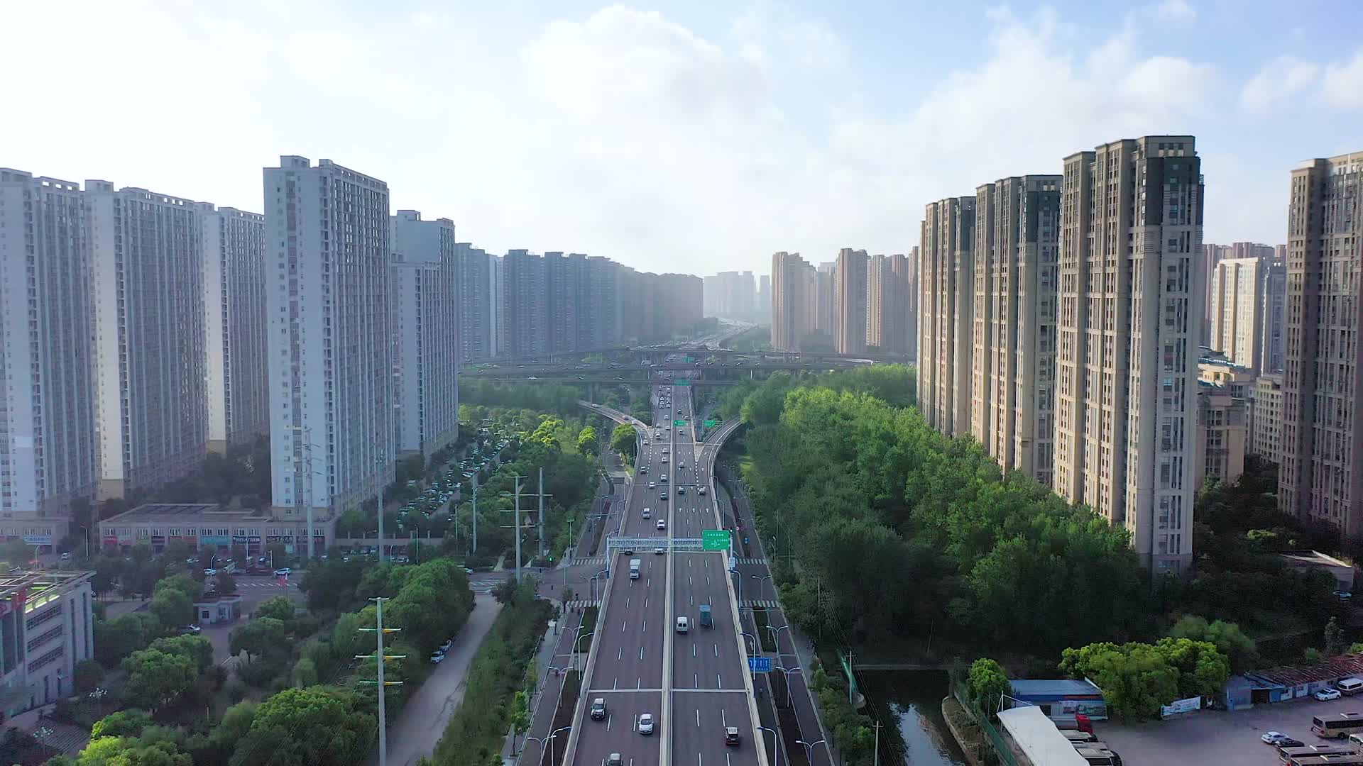 大气白天城市道路车流航拍视频的预览图