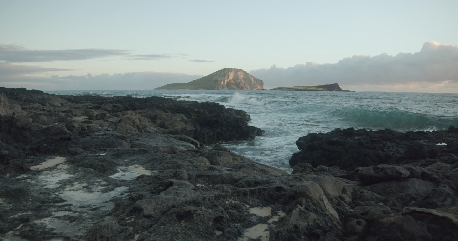 海边的悬崖礁石海蓝冲向岸边视频的预览图
