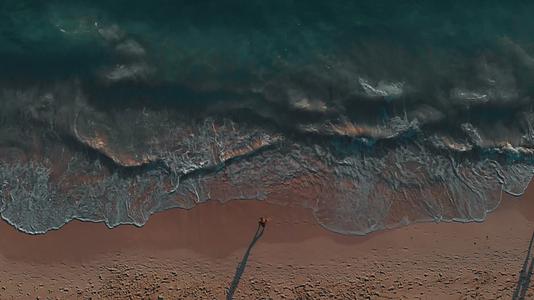 海浪冲向海滩沙滩蔚蓝的大海视频的预览图