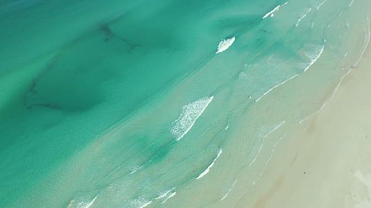 海浪冲向海滩沙滩蔚蓝的大海视频的预览图