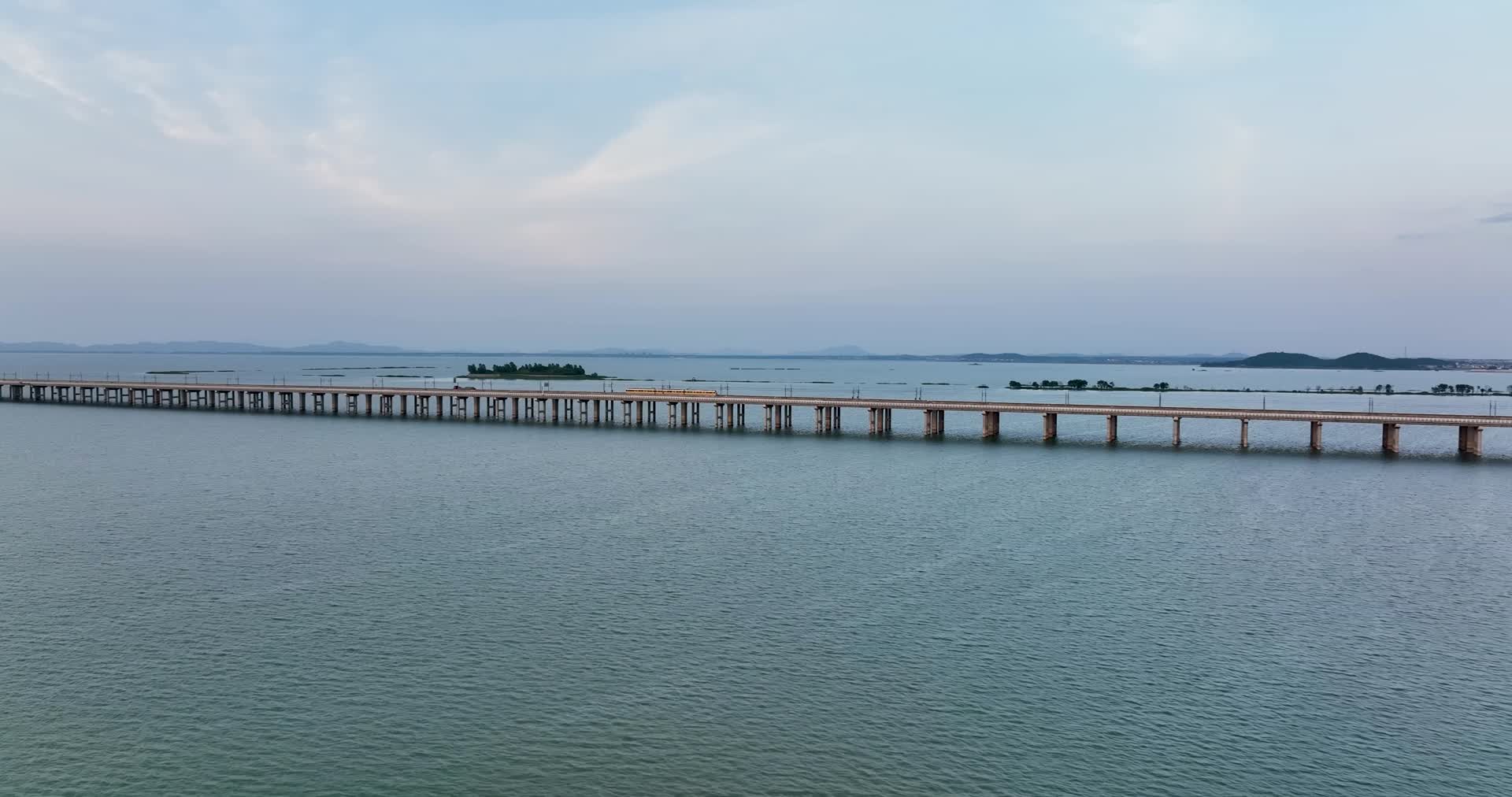 航拍南京石臼湖特大桥风光视频的预览图