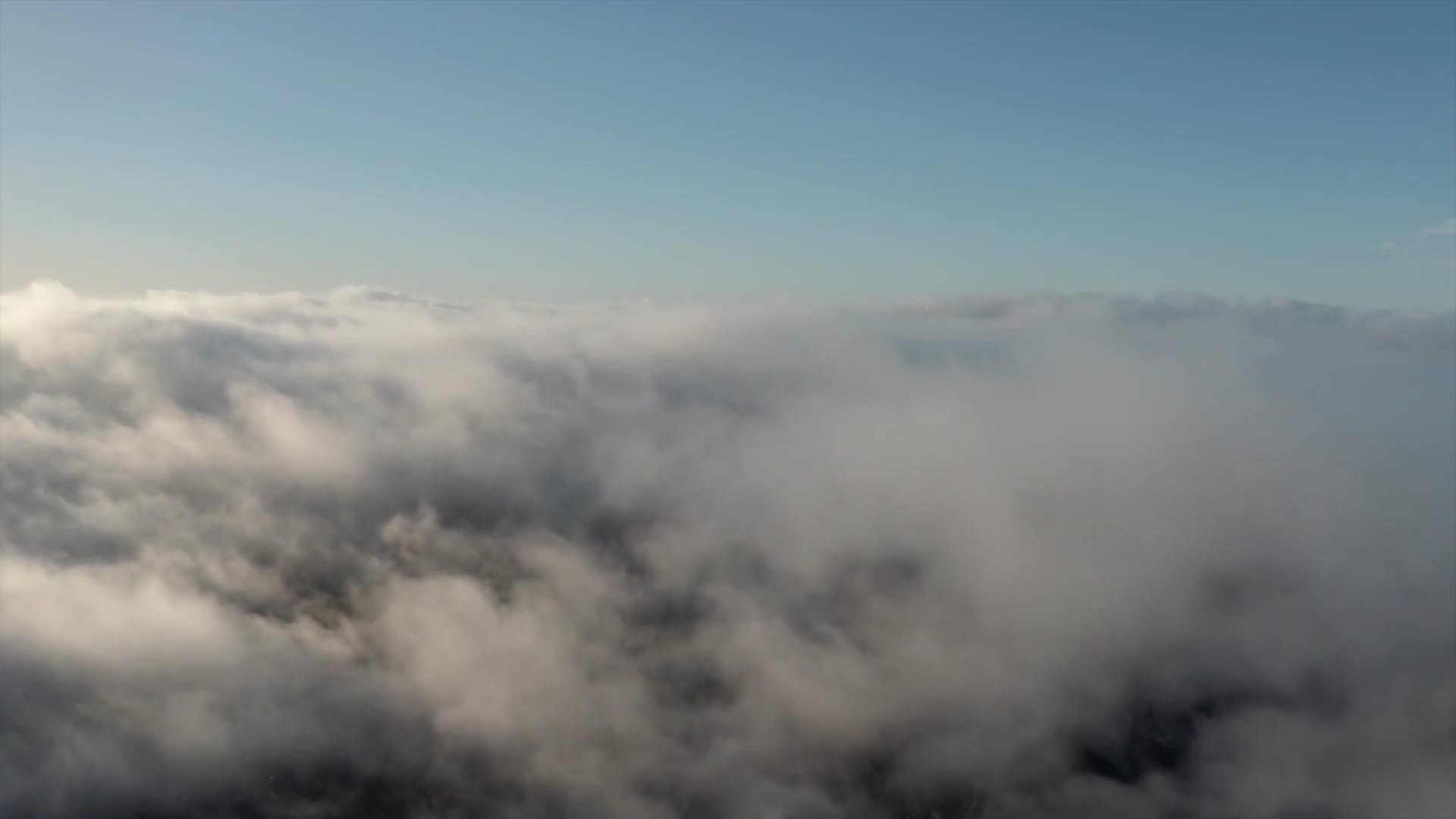 云层翻滚云海航拍视频的预览图