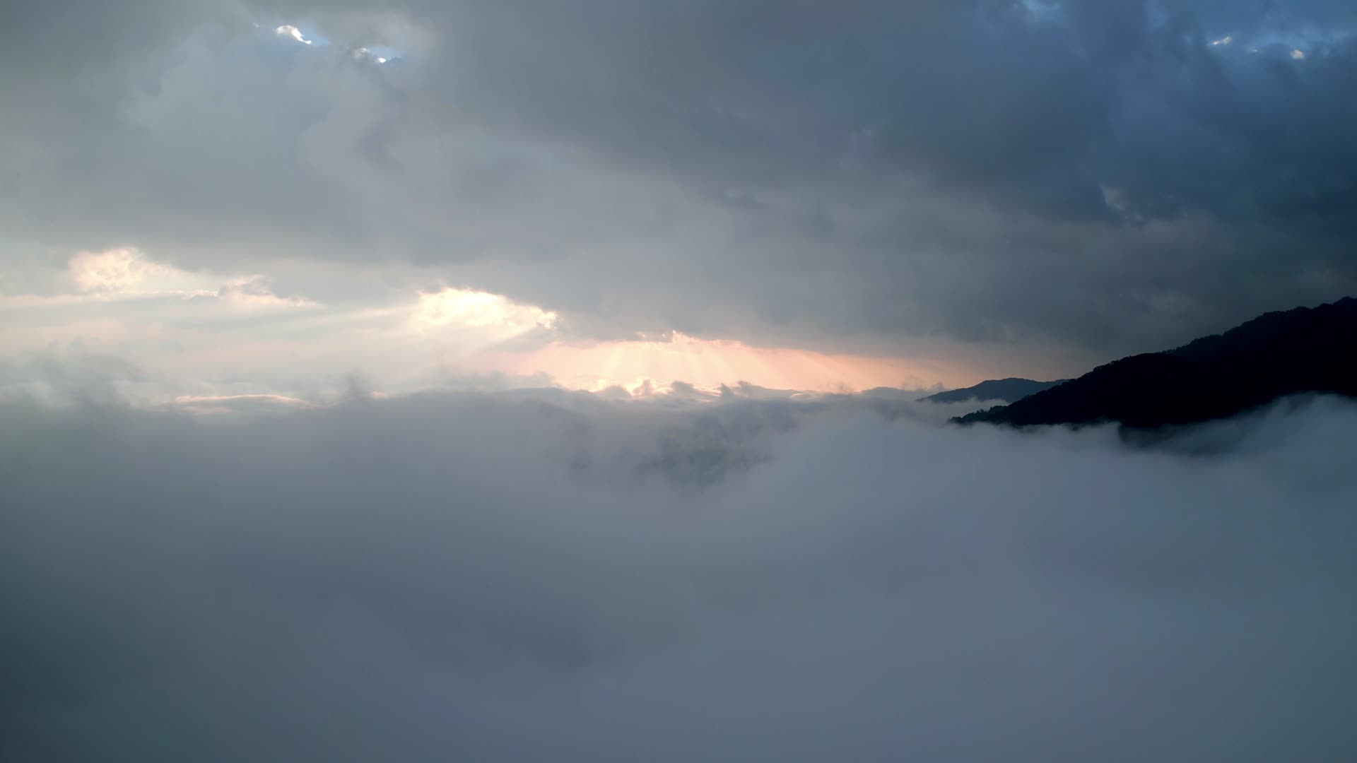 4K唯美航拍平流层云海日出风光视频的预览图