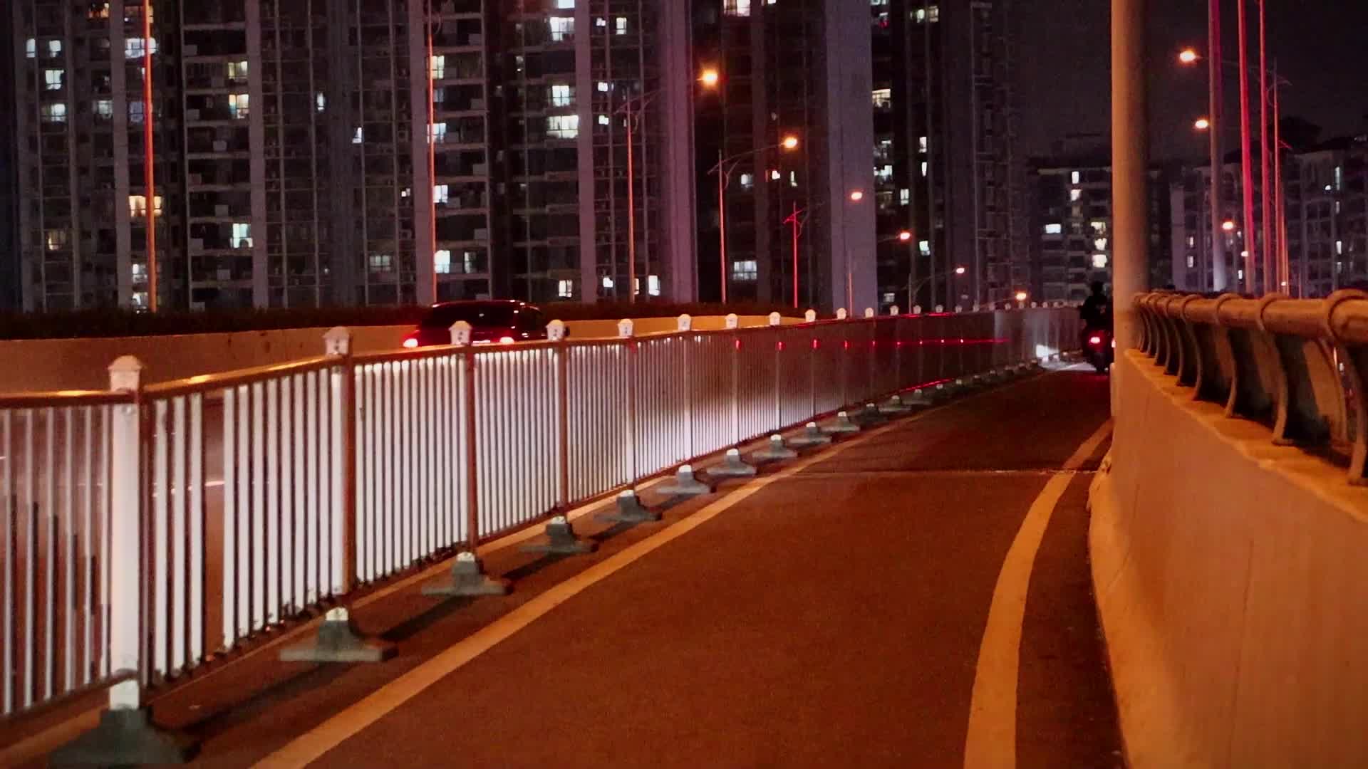 晚上桥上几辆车路过视频的预览图