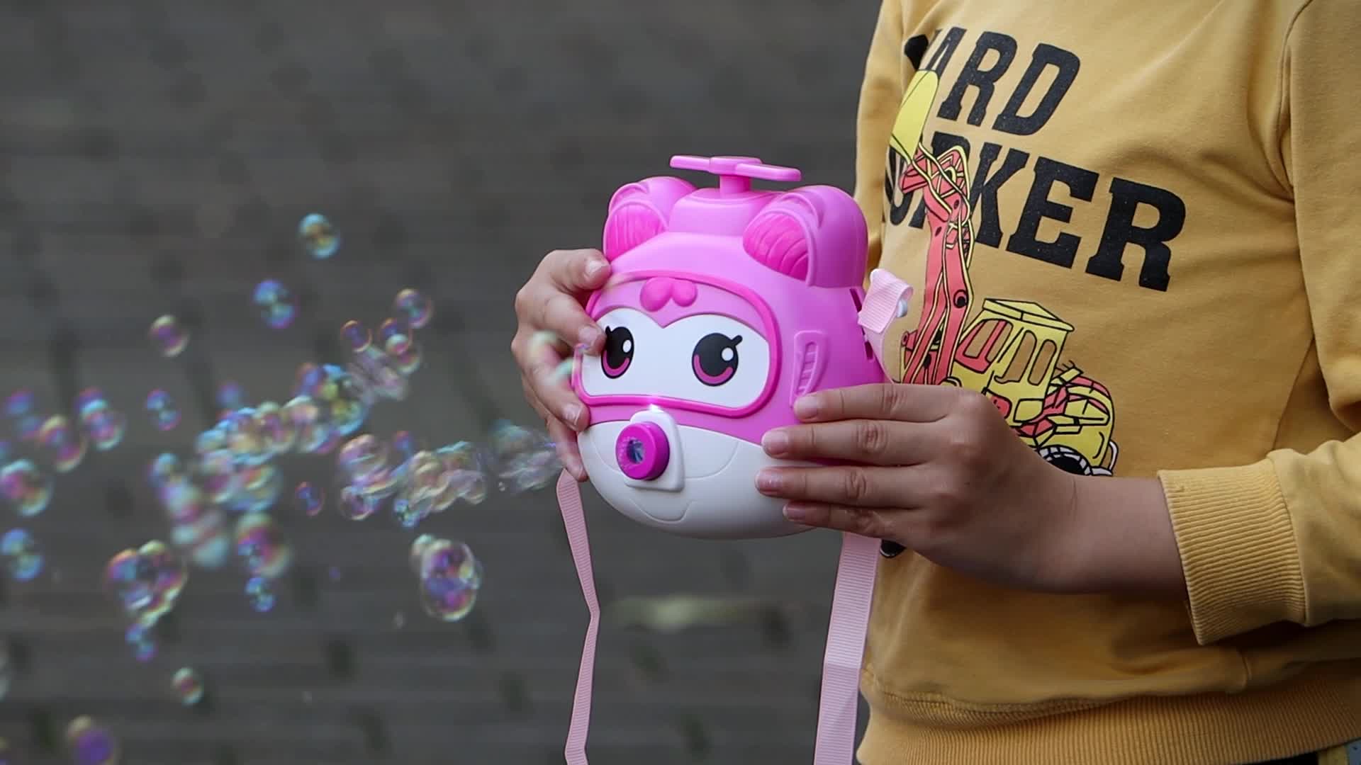 小朋友在玩猪猪泡泡机视频的预览图