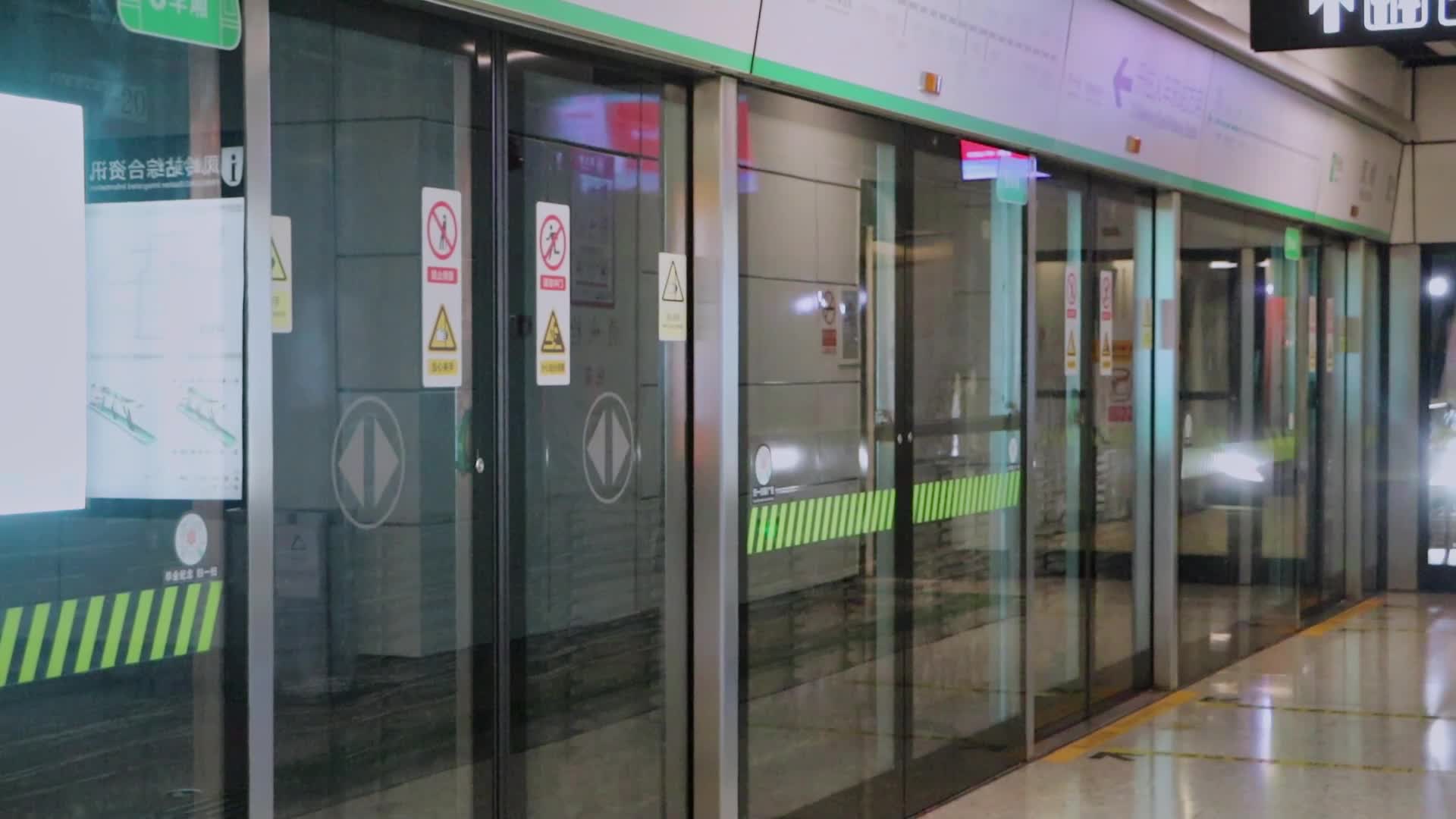 地铁列车进站行人走出视频的预览图