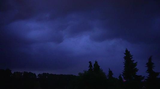 夜晚暴风雨乌云闪电打雷视频的预览图