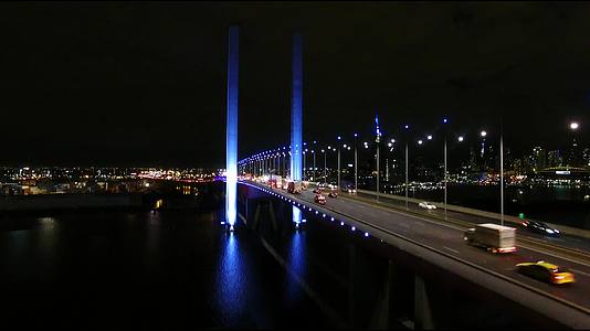 夜晚晚高峰城市大桥桥梁交通车流视频视频的预览图