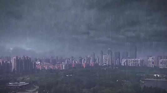 城市下雨车流雨滴夜雨雨季路灯空境视频视频的预览图