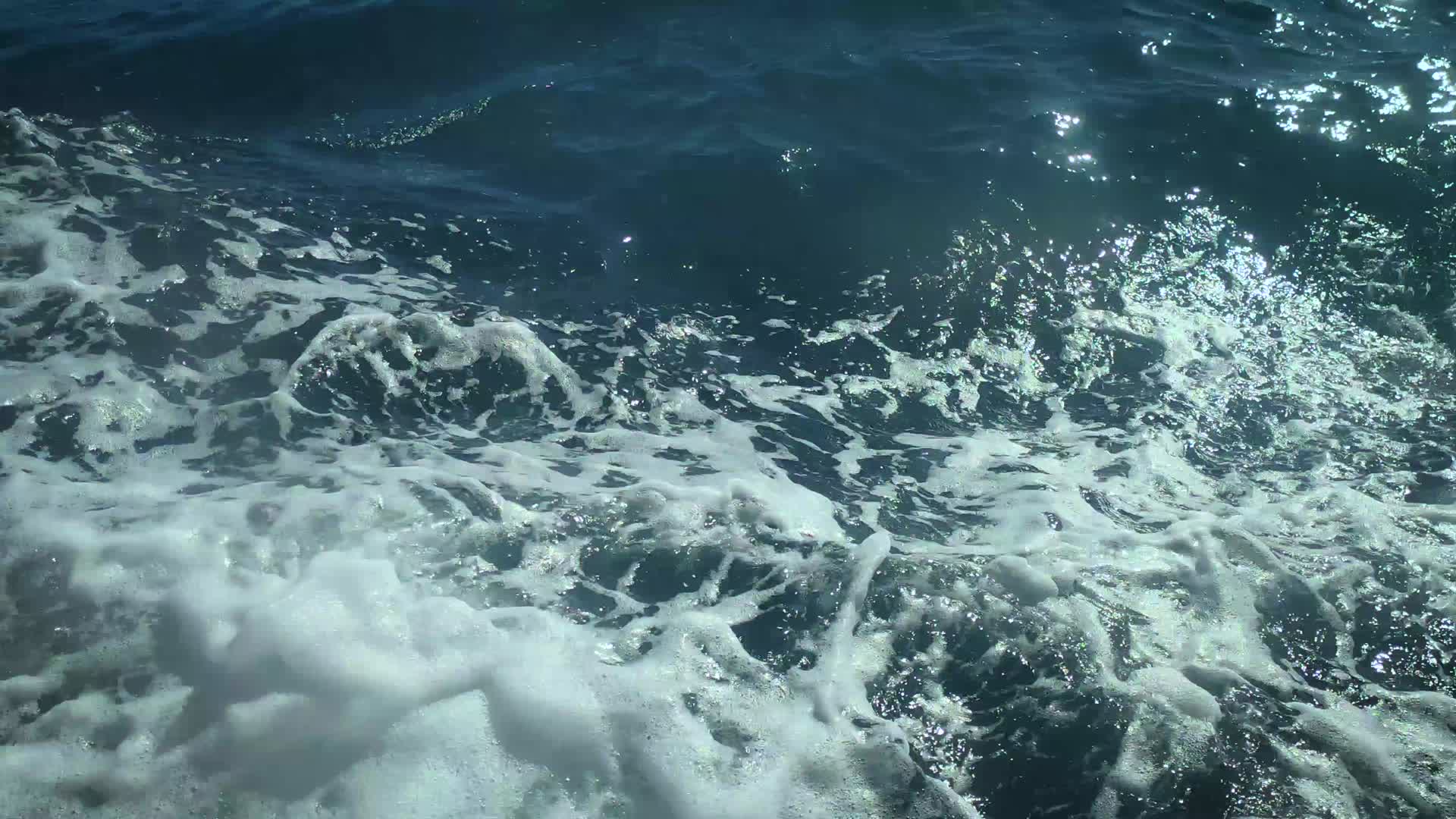 4K实拍大海航行海面波浪视频视频的预览图