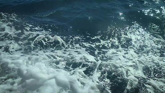 4K实拍大海航行海面波浪视频视频的预览图