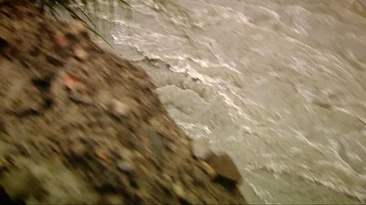 泥石流塌方石头滚落山洪实拍视频视频的预览图