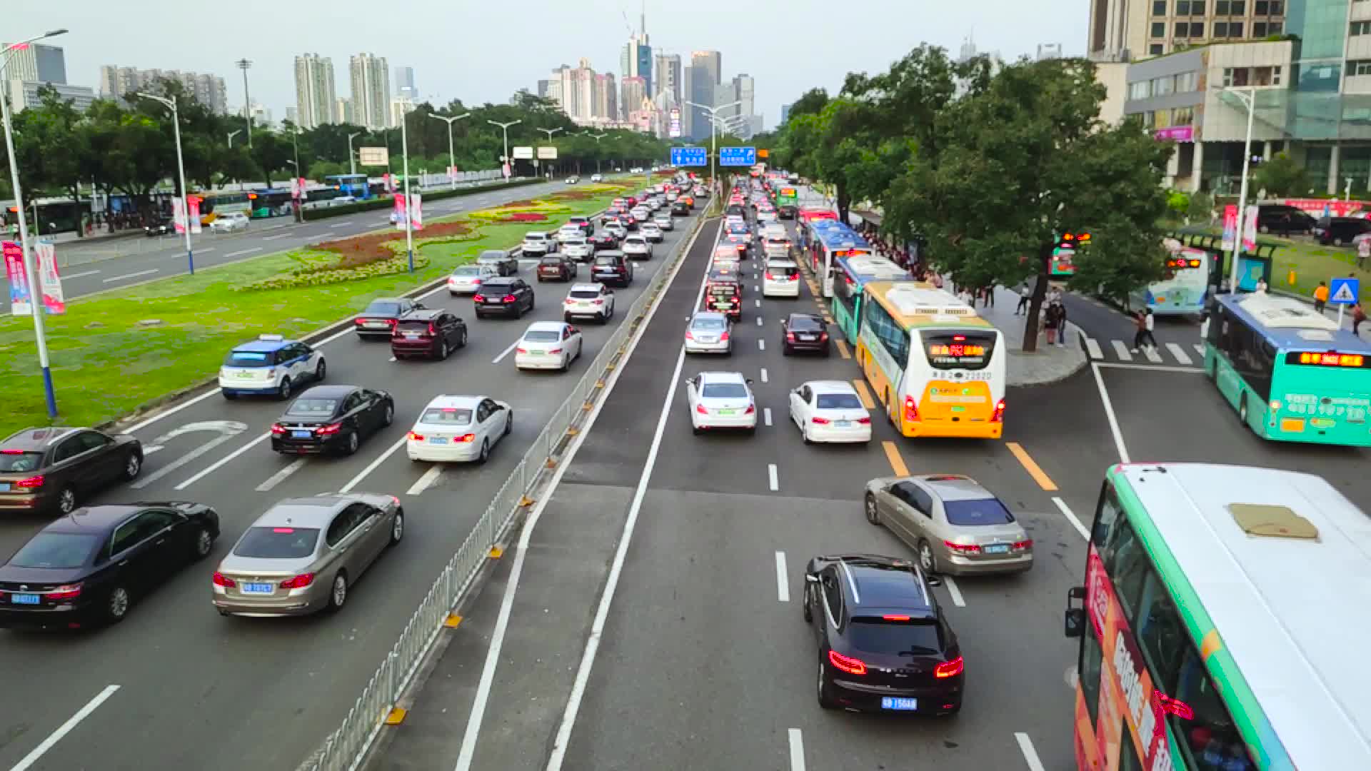 升格慢镜头车流公交路口交通视频视频的预览图