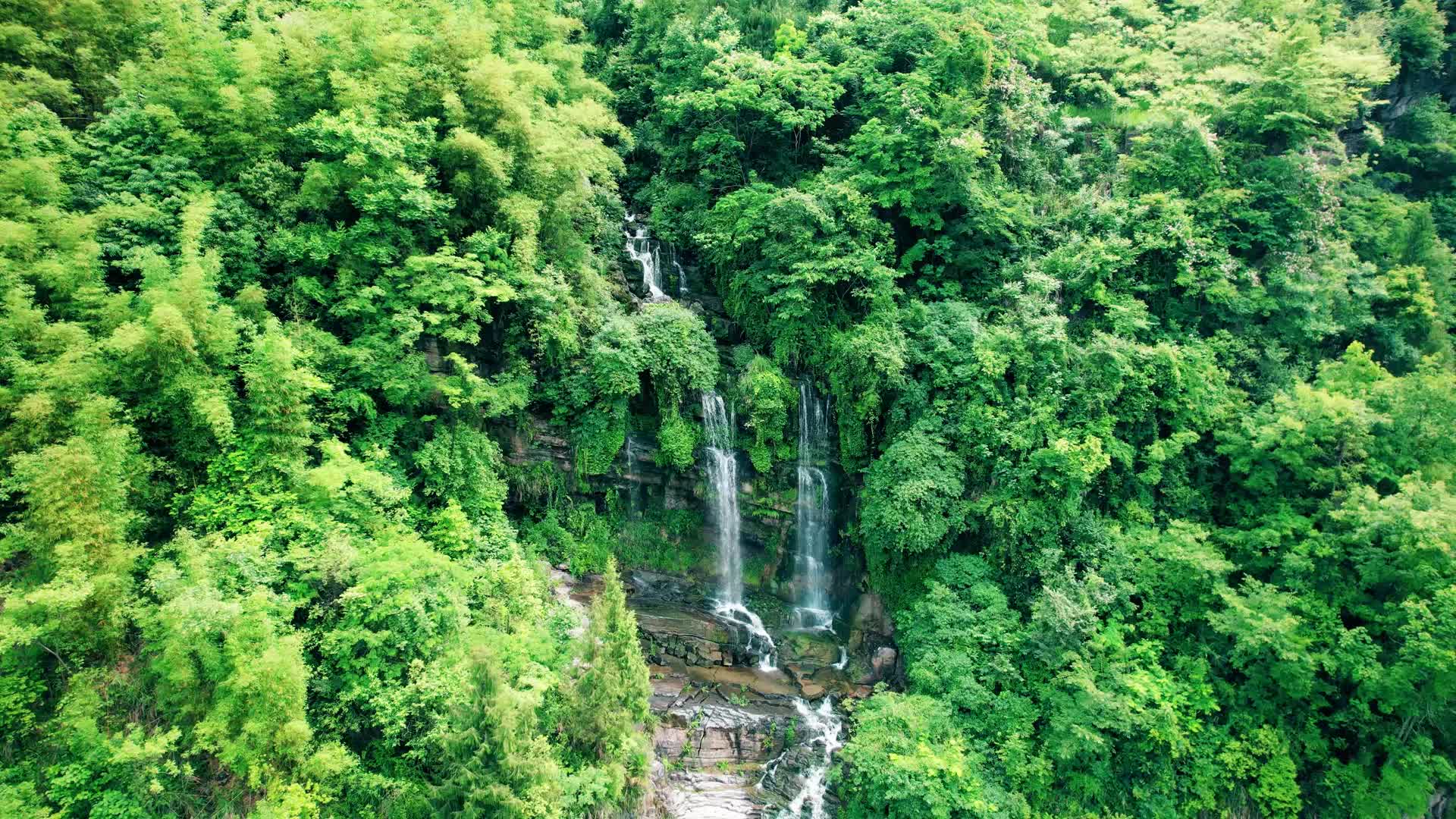 4K航拍户外高山流水岩石瀑布生态环境青山绿水视频视频的预览图