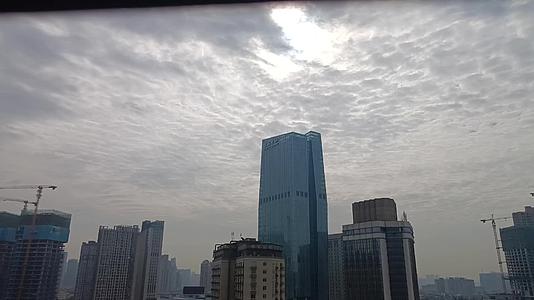 城市上空快速移动的云视频的预览图