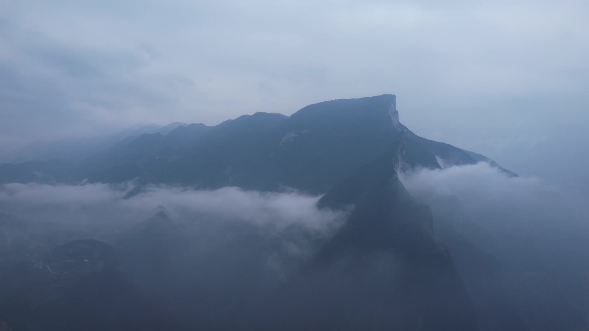 4K三峡之巅云海绝壁祖国大好河山实拍视频视频的预览图