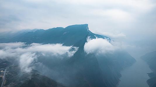 8K长江三峡之巅壮丽河山云雾缭绕壮丽河山延时视频的预览图