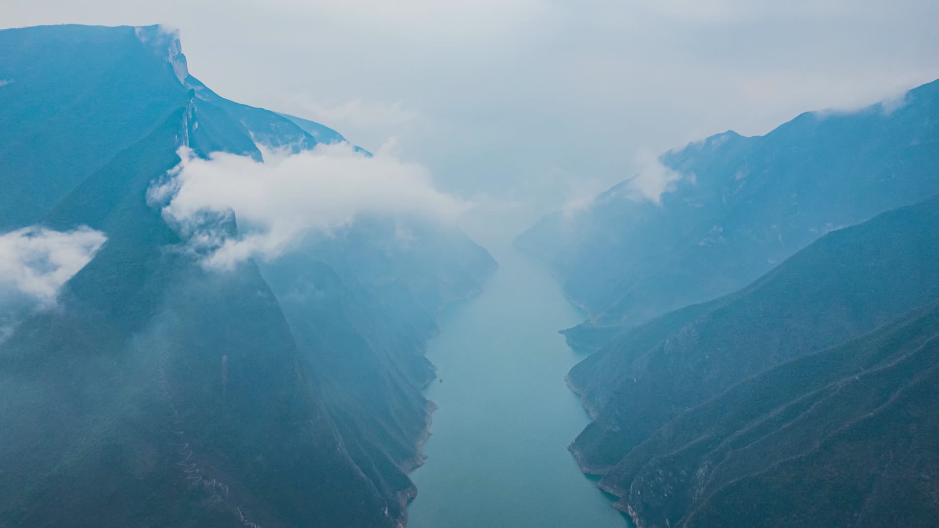 8K长江三峡壮丽河山俯视长江河道延时视频的预览图