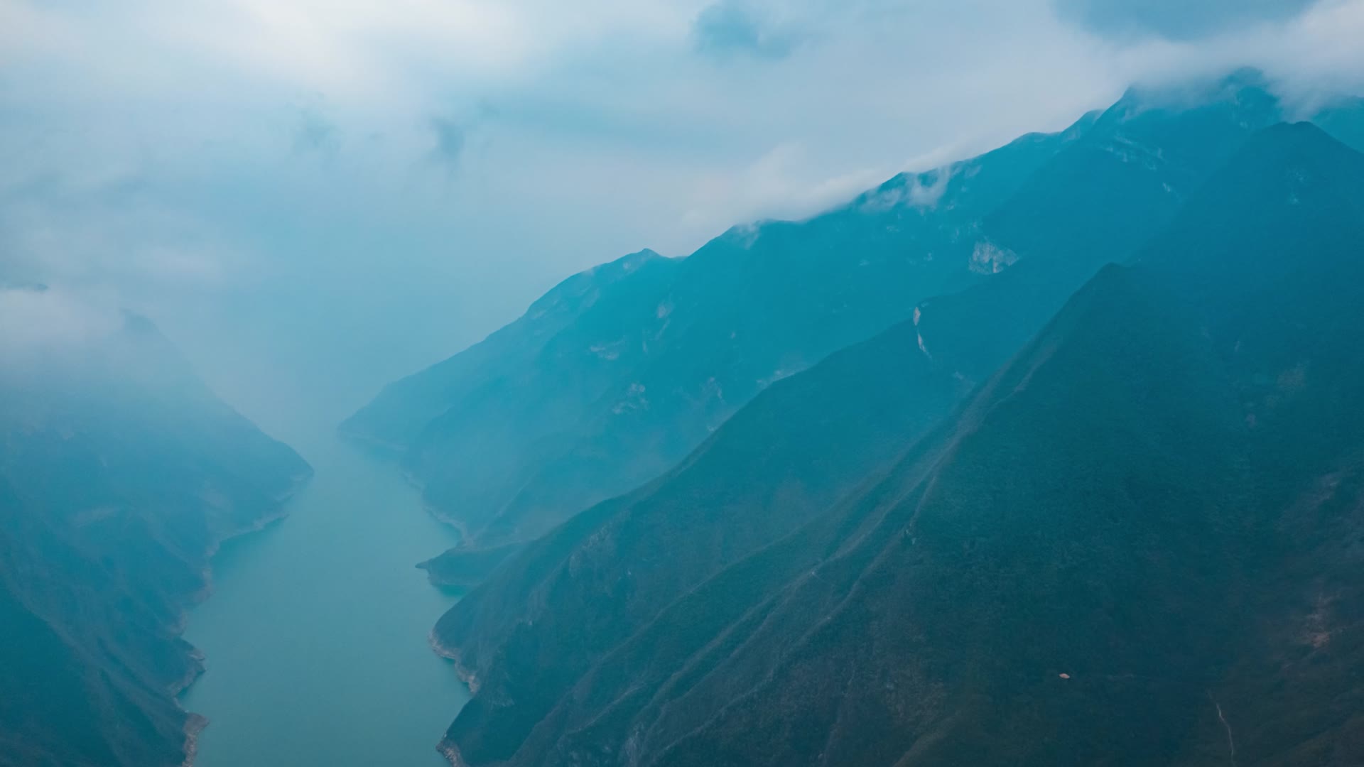 8K震撼长江河道云雾缭绕大好河山移动延时视频的预览图