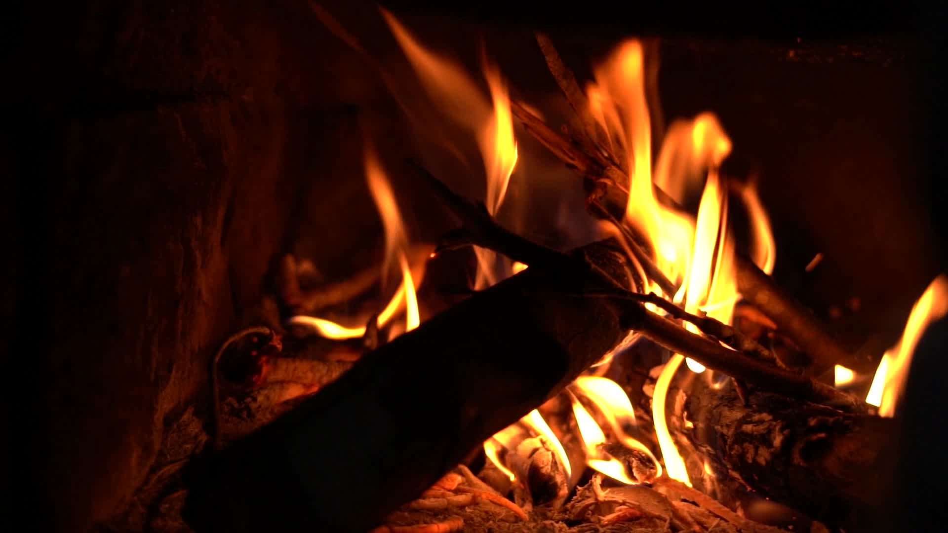 4K传统柴火灶木头燃烧火焰烧火升格视频视频的预览图