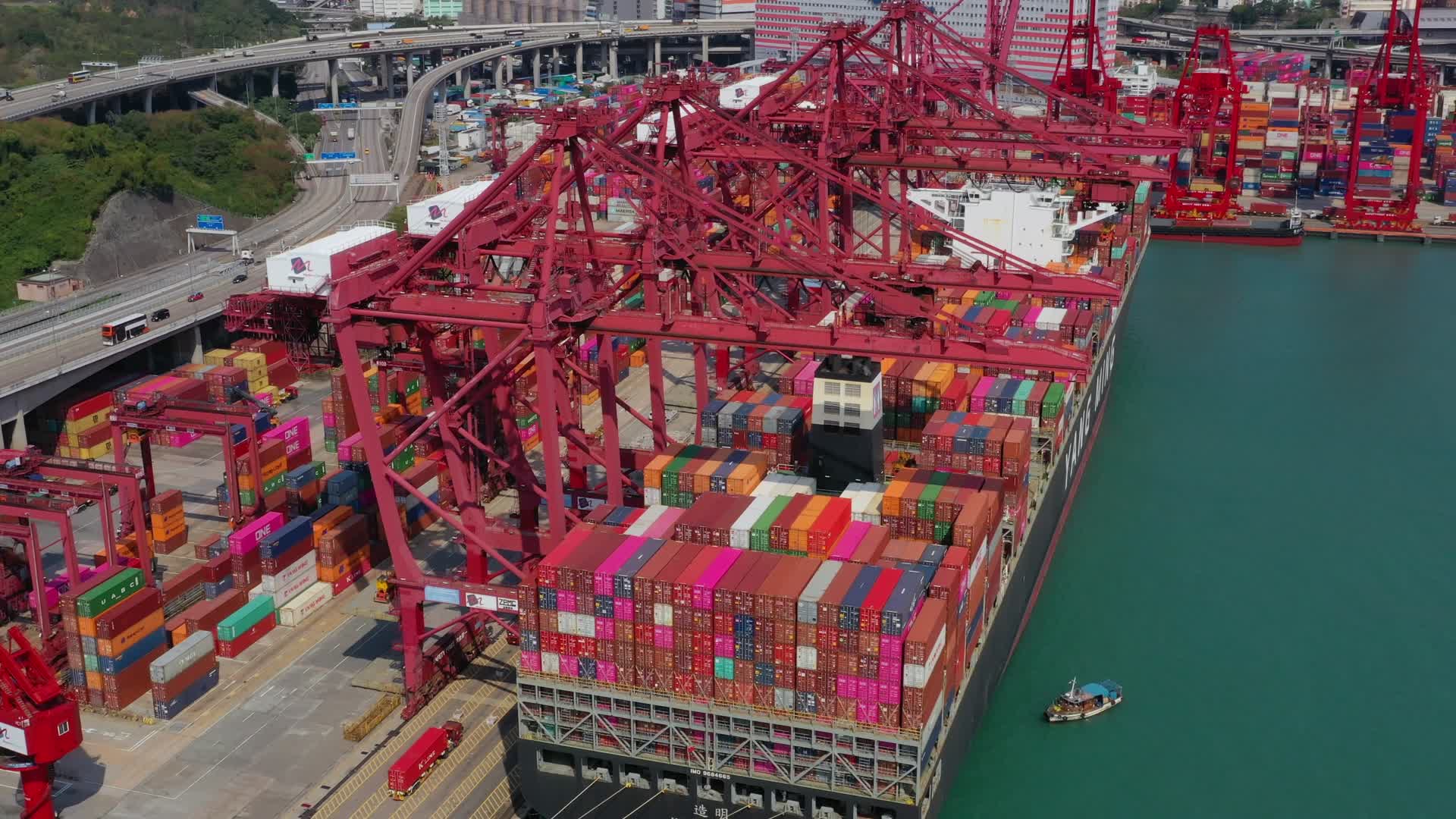 航拍大型集装箱商业港口视频的预览图