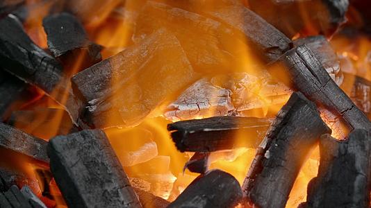 壁炉中燃烧的火焰燃烧烧纸炭火灶火视频的预览图