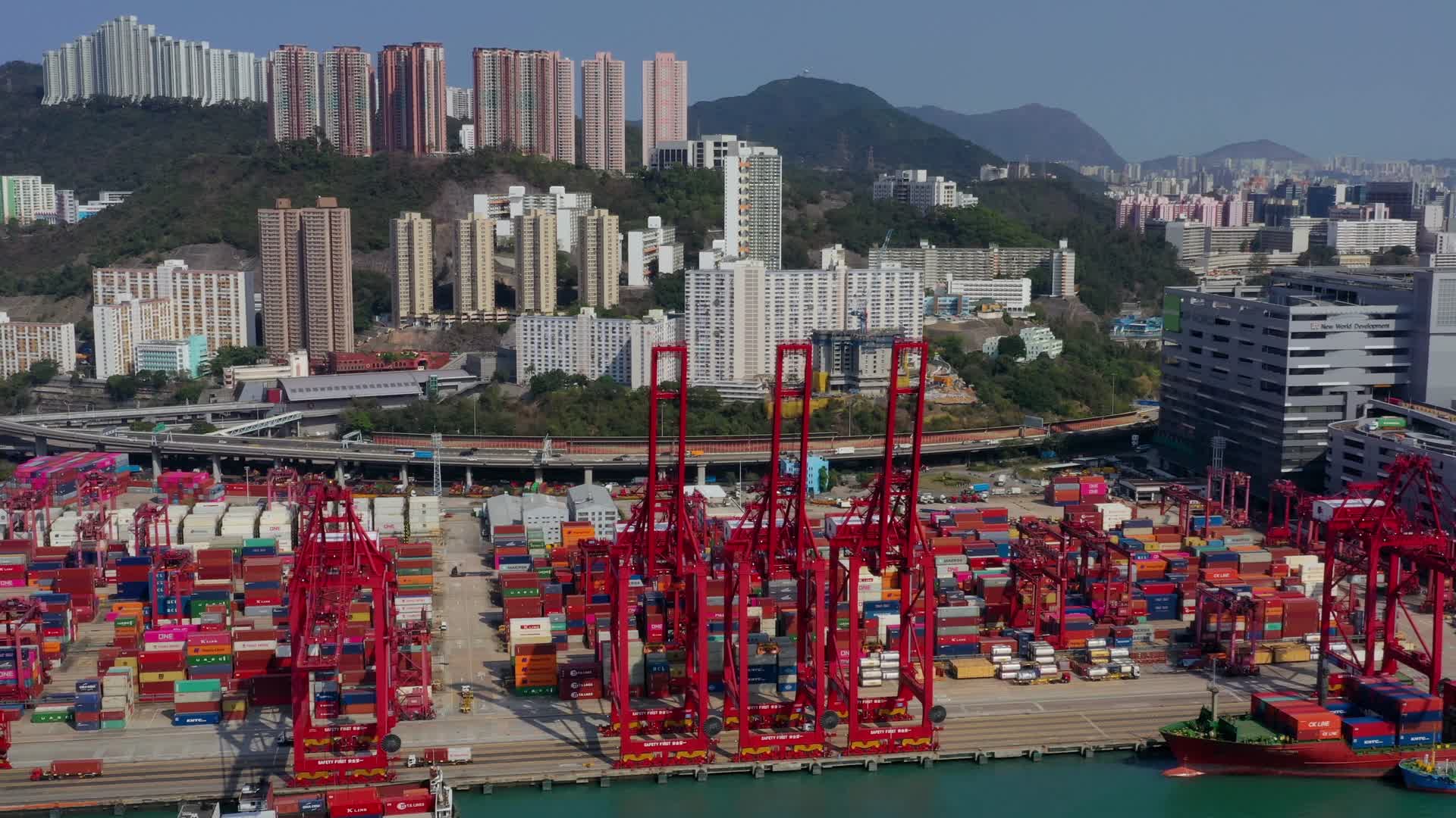 大型繁华的集装箱港口视频的预览图
