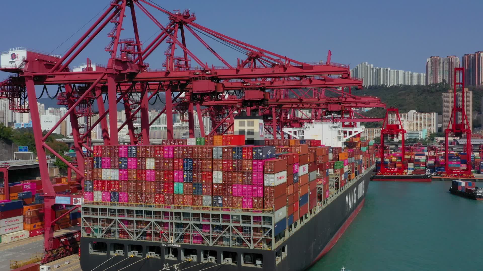 港口起重机机械全球金融工业船视频的预览图