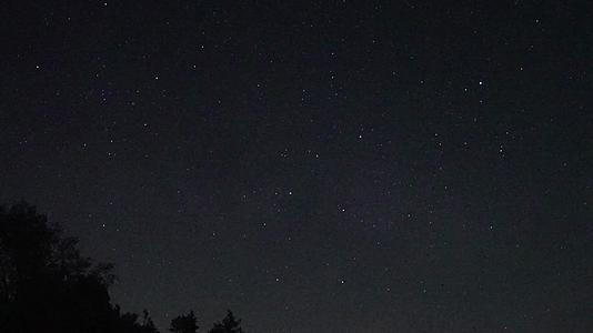 夜晚星空银河流星延时视频的预览图
