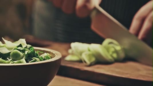 厨师切菜备菜美食制作特写美食视频视频的预览图