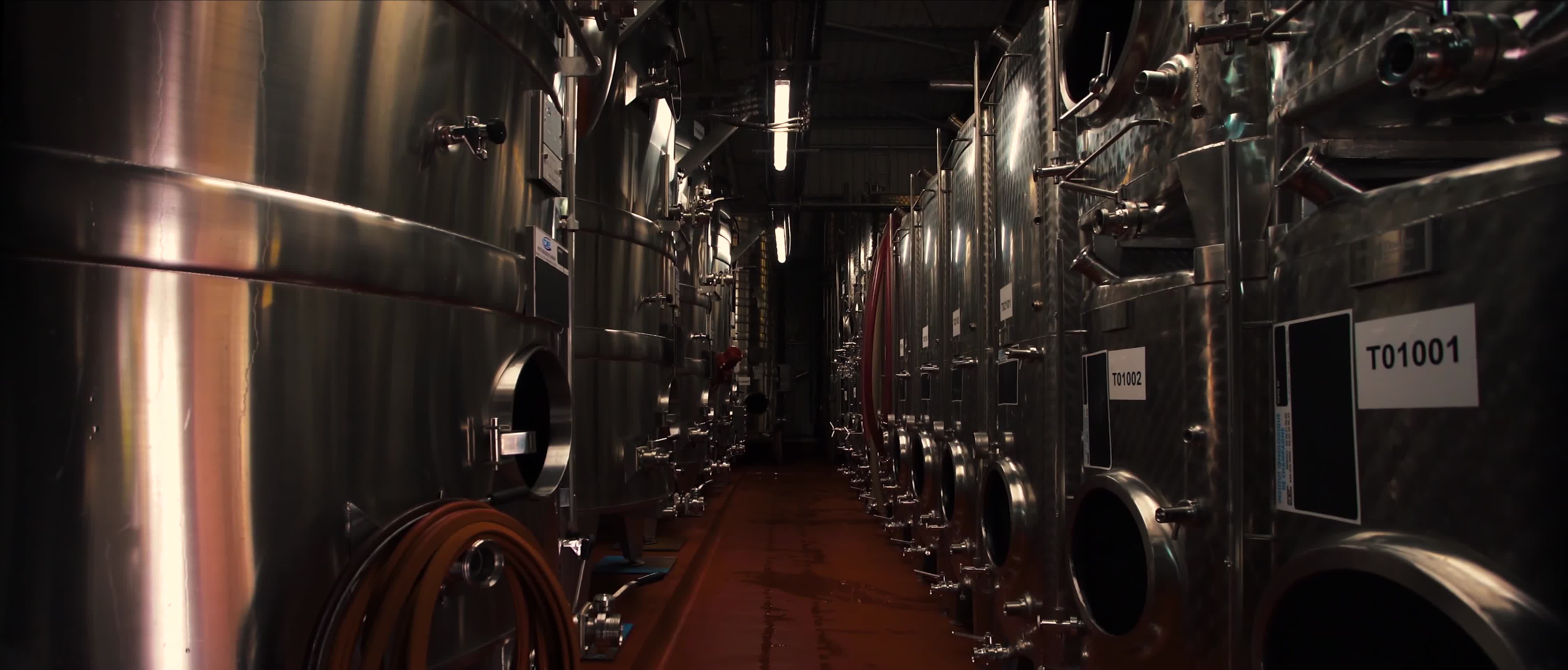 4K航拍葡萄园酒厂现代酿酒设备视频视频的预览图
