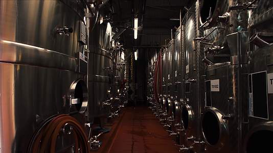 4K航拍葡萄园酒厂现代酿酒设备视频视频的预览图