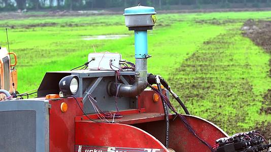 实拍现代化机械农业生产视频视频的预览图