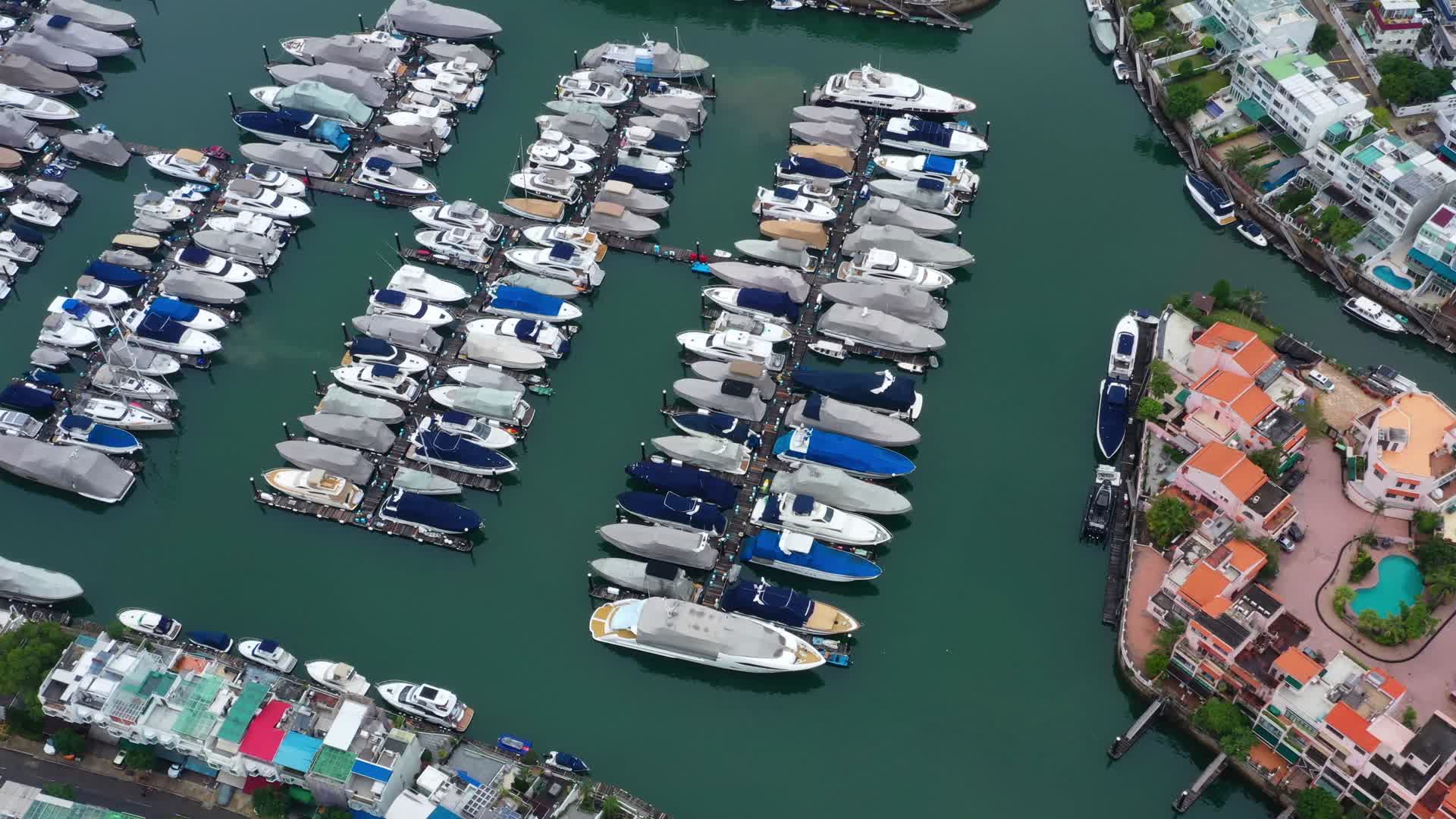 航拍游艇停靠码头视频的预览图