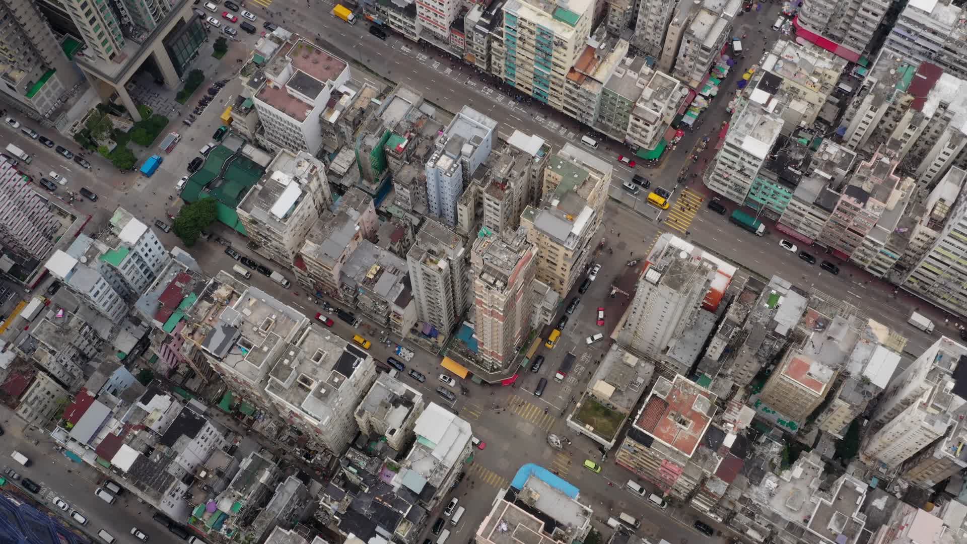 航拍香港城市中心老城区视频的预览图