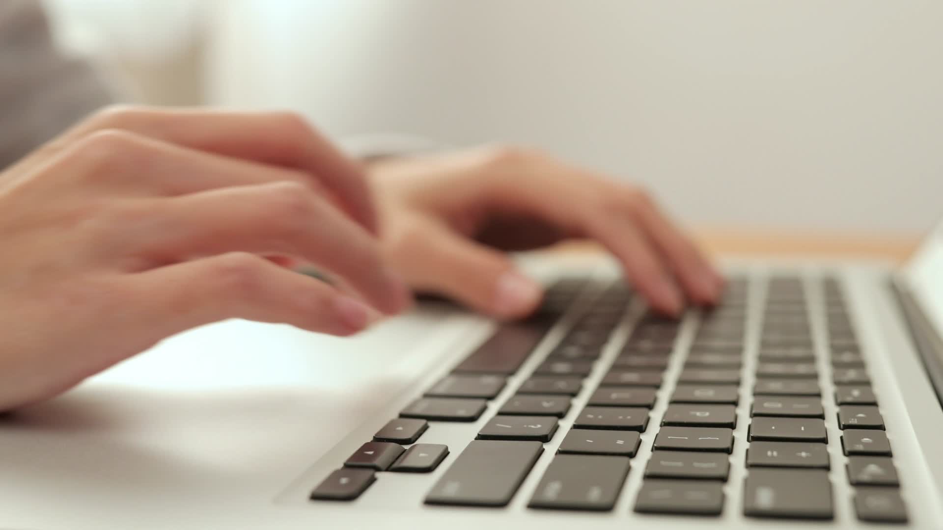 键盘打字笔记本键位特写码农视频的预览图