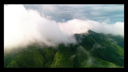 航拍杭州富阳云雾缭绕的群山视频的预览图