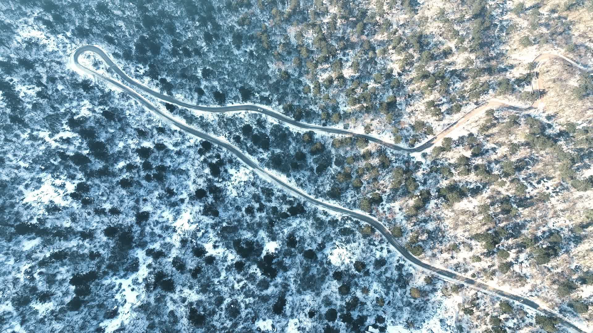航拍山地盘山公路4K超清俯视丘陵视频的预览图