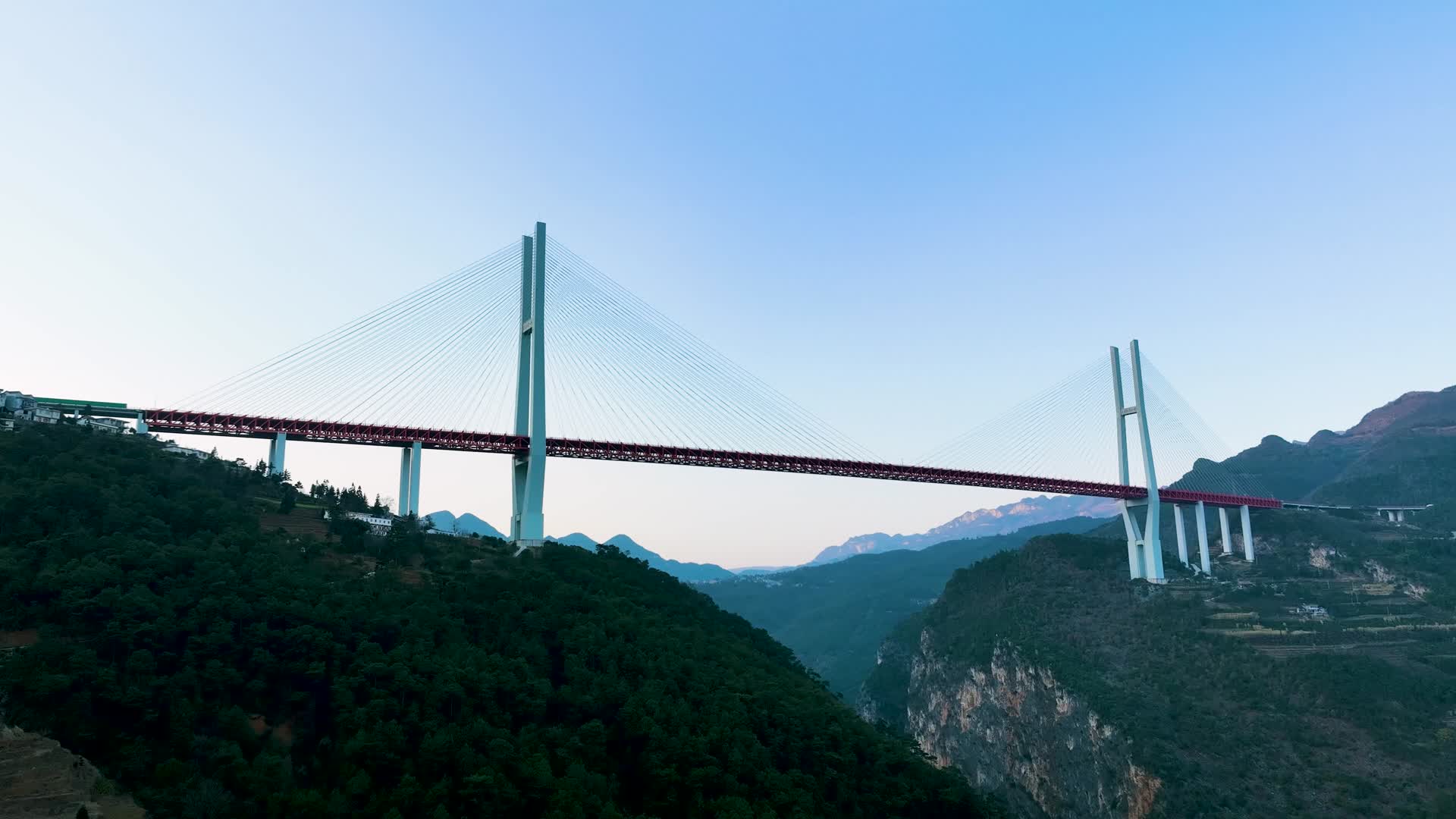 4K航拍北盘江特大桥仰拍视频的预览图