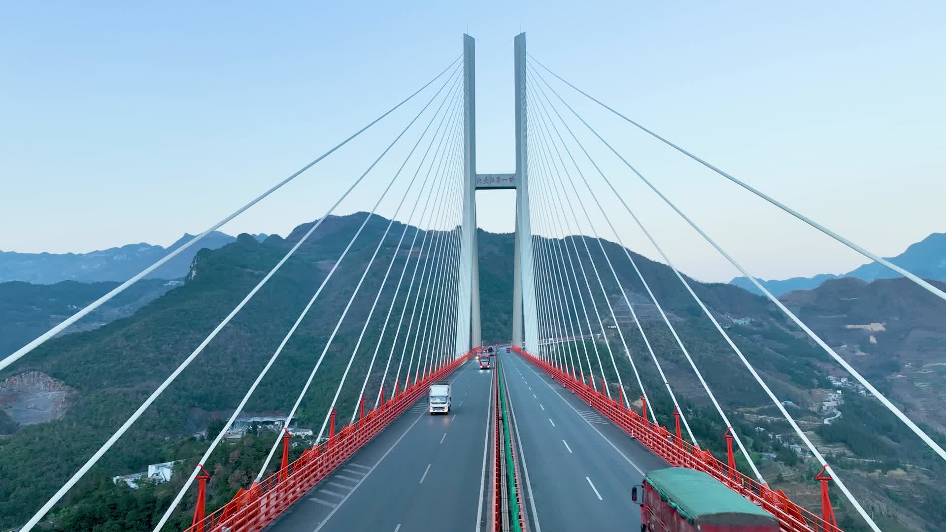 4K航拍北盘江特大桥近景视频的预览图