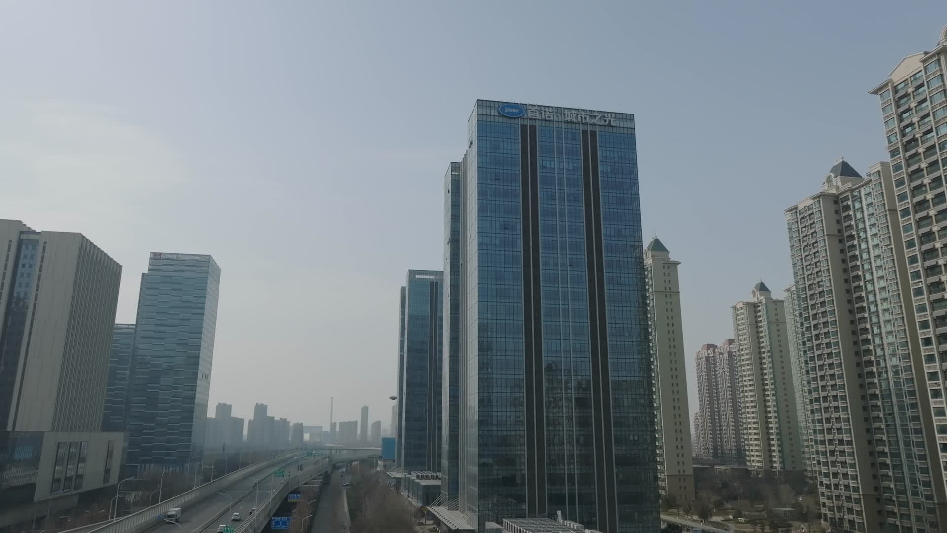 济南西客站城市之光建筑楼体航拍视频的预览图