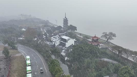 古镇雪景下雪的江南古镇视频的预览图