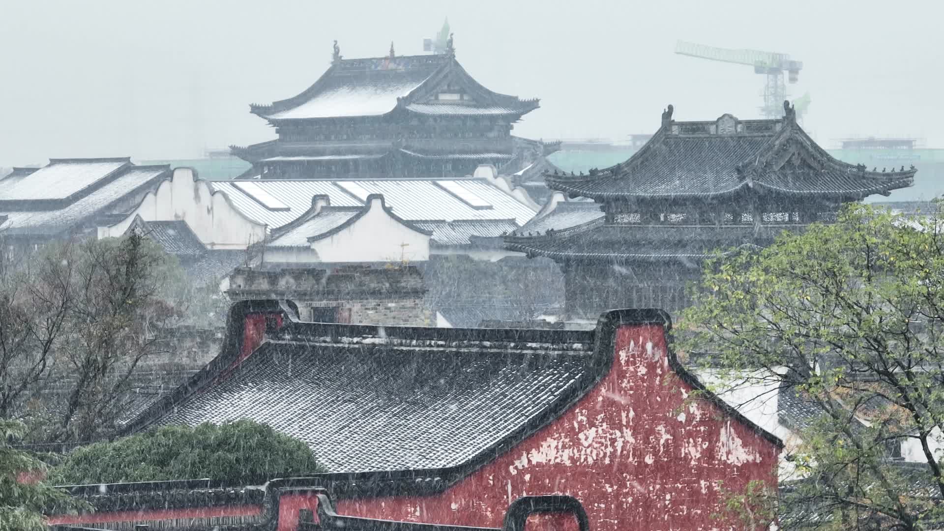 古镇雪景下雪的江南古镇视频的预览图