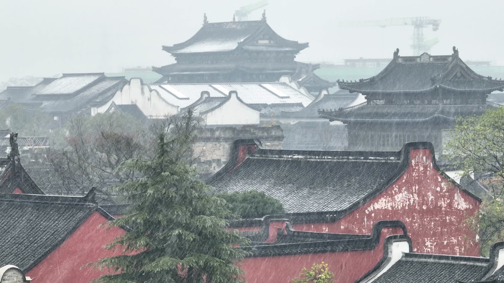 航拍浙江盐官古城雪景视频的预览图