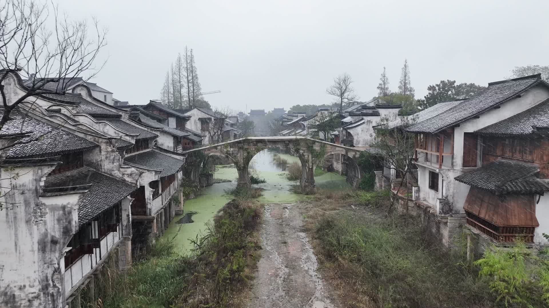 航拍浙江盐官古城雪景视频的预览图