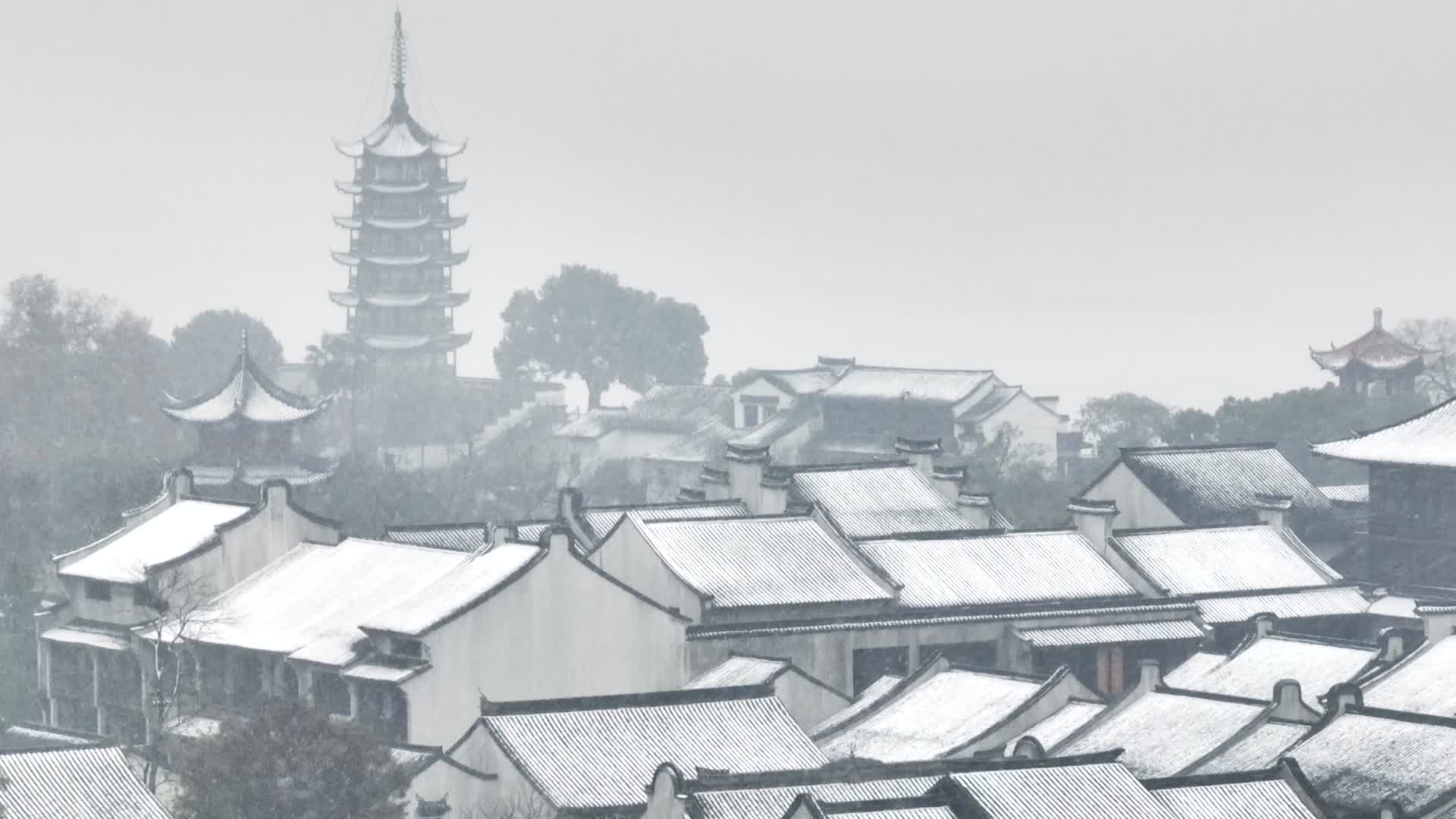 雪景古镇江南下雪飘雪视频的预览图