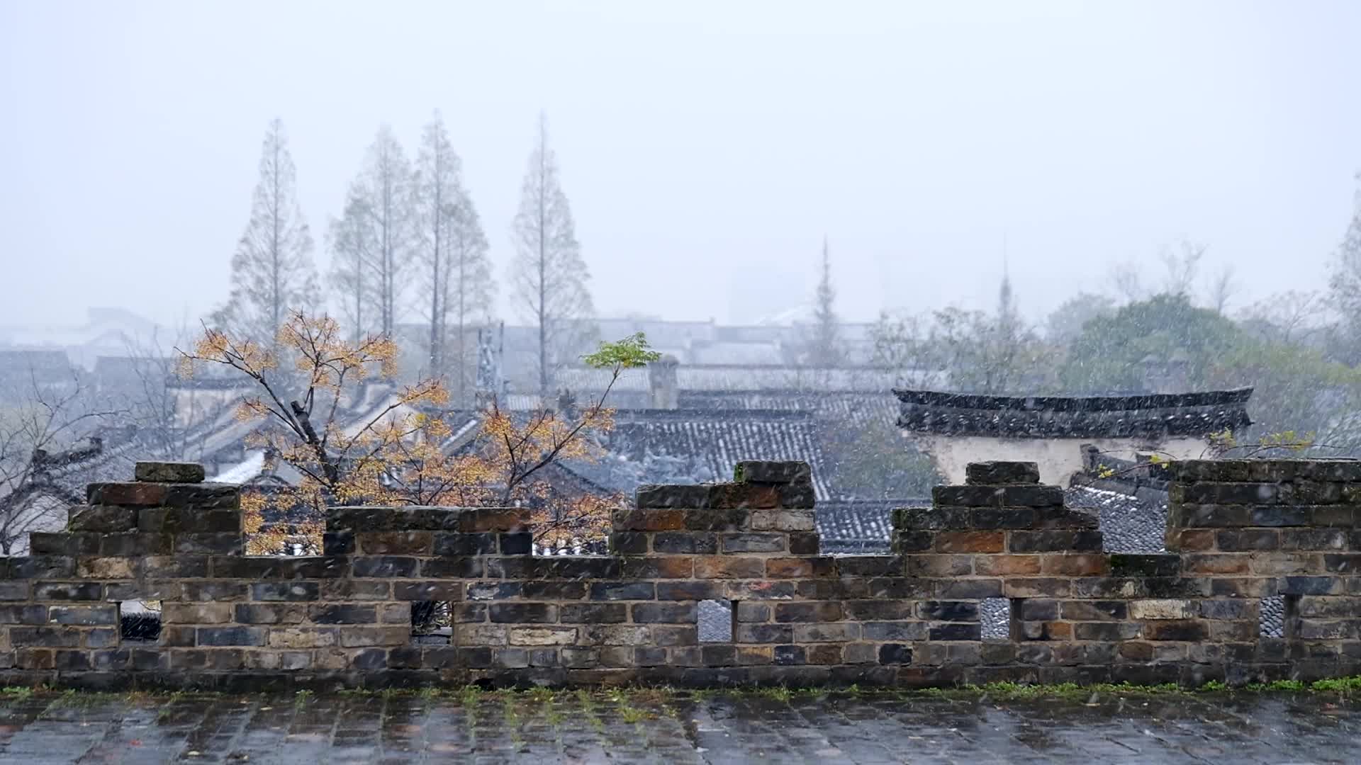 航拍江南盐官古镇雪景视频的预览图