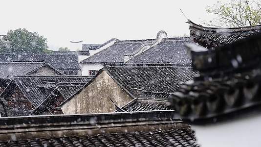 航拍江南盐官古镇雪景视频的预览图