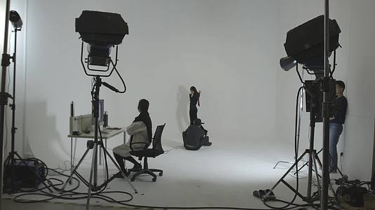 时尚时装模特拍摄视频的预览图